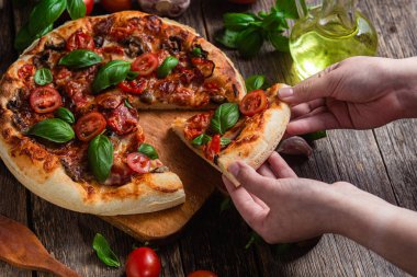 İştah açıcı pizza. Jambonlu, mantarlı ve domatesli pizza.