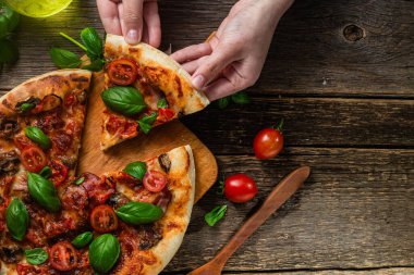 İştah açıcı pizza. Jambonlu, mantarlı ve domatesli pizza.