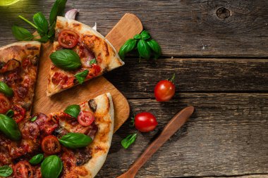 İştah açıcı pizza. Jambonlu, mantarlı ve domatesli pizza.