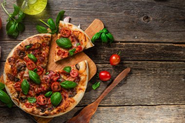 İştah açıcı pizza. Jambonlu, mantarlı ve domatesli pizza.