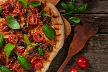 İştah açıcı pizza. Jambonlu, mantarlı ve domatesli pizza.