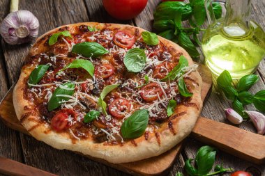 İştah açıcı pizza. Jambonlu, mantarlı ve domatesli pizza.