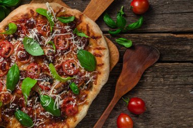 İştah açıcı pizza. Jambonlu, mantarlı ve domatesli pizza.