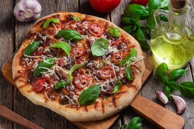 İştah açıcı pizza. Jambonlu, mantarlı ve domatesli pizza.