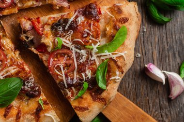 İştah açıcı pizza. Jambonlu, mantarlı ve domatesli pizza.