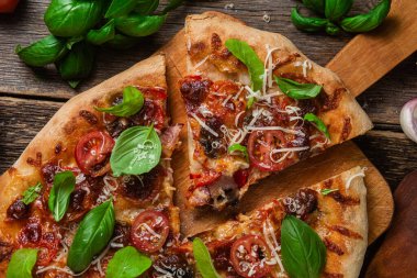 İştah açıcı pizza. Jambonlu, mantarlı ve domatesli pizza.