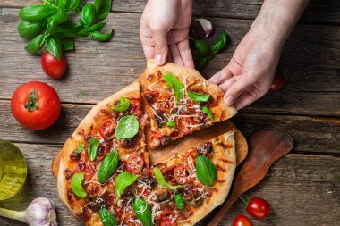 İştah açıcı pizza. Jambonlu, mantarlı ve domatesli pizza.