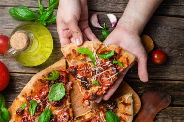 İştah açıcı pizza. Jambonlu, mantarlı ve domatesli pizza.