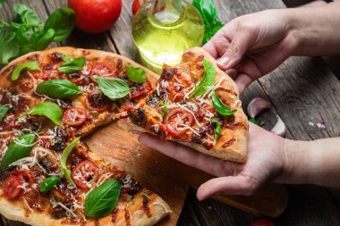 İştah açıcı pizza. Jambonlu, mantarlı ve domatesli pizza.