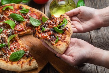 İştah açıcı pizza. Jambonlu, mantarlı ve domatesli pizza.