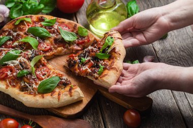 İştah açıcı pizza. Jambonlu, mantarlı ve domatesli pizza.