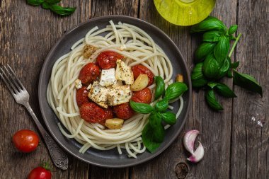 İtalyan makarnası. Fırında peynir ve domatesli spagetti.