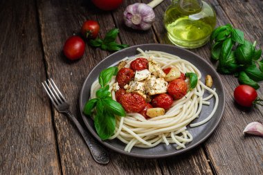 İtalyan makarnası. Fırında peynir ve domatesli spagetti.