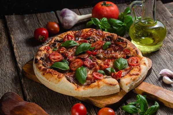 İştah açıcı pizza. Jambonlu, mantarlı ve domatesli pizza.