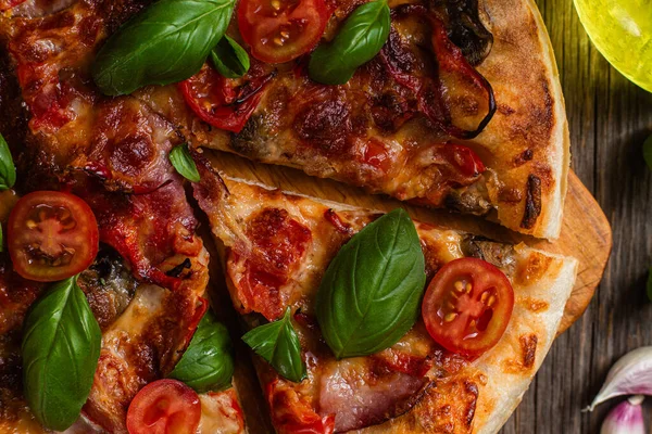 İştah açıcı pizza. Jambonlu, mantarlı ve domatesli pizza.
