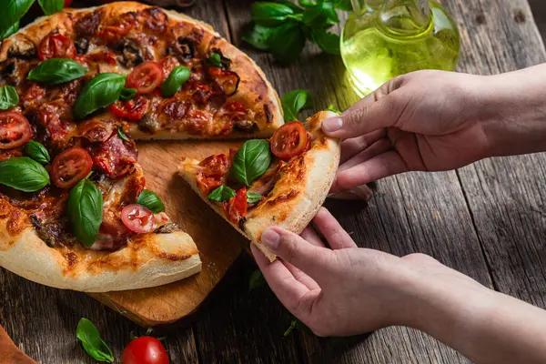 İştah açıcı pizza. Jambonlu, mantarlı ve domatesli pizza.