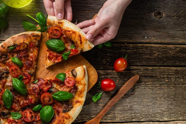 İştah açıcı pizza. Jambonlu, mantarlı ve domatesli pizza.