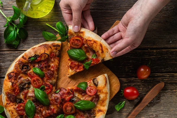 İştah açıcı pizza. Jambonlu, mantarlı ve domatesli pizza.