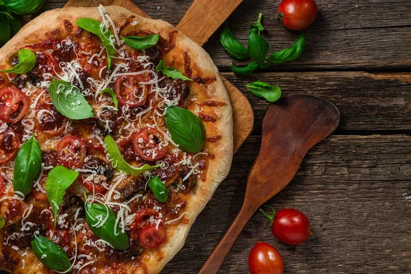 İştah açıcı pizza. Jambonlu, mantarlı ve domatesli pizza.