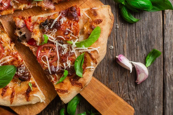 İştah açıcı pizza. Jambonlu, mantarlı ve domatesli pizza.