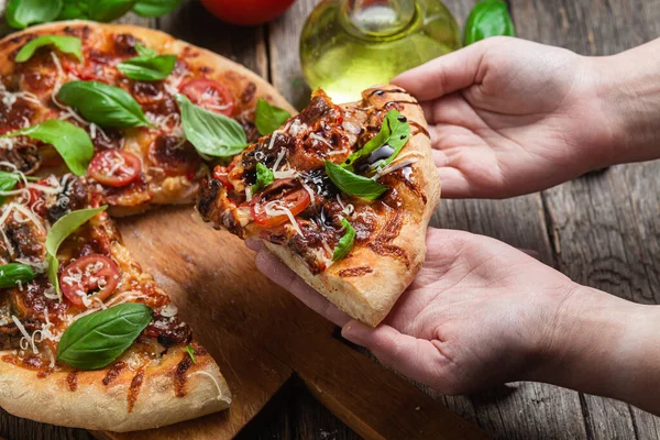 İştah açıcı pizza. Jambonlu, mantarlı ve domatesli pizza.