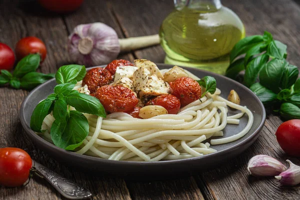 İtalyan makarnası. Fırında peynir ve domatesli spagetti.