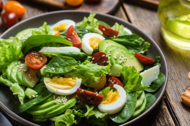 Ispanaklı salata, avokado, tabakta domates. Vejetaryen salatası