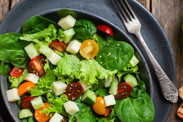 Salade Épinards Tomates Cerises Fromage Dans Une Assiette — Photo