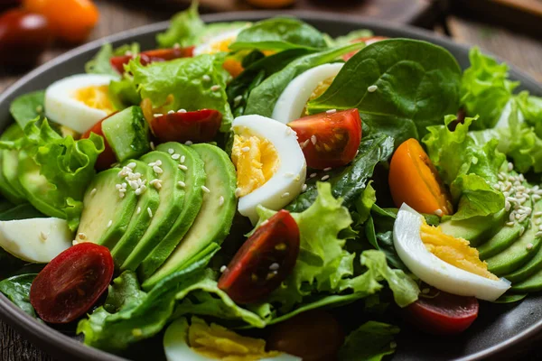 Salada Com Espinafre Abacate Tomates Uma Chapa Salada Vegetariana — Fotografia de Stock