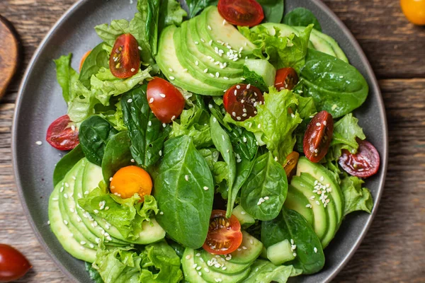 Salade Aux Épinards Avocat Tomates Dans Une Assiette Salade Végétarienne — Photo