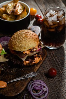 Tahtada tavuk pirzolası ile aperatif burger.