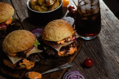 Tahtada tavuk pirzolası ile aperatif burger.