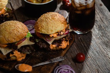 Tahtada tavuk pirzolası ile aperatif burger.