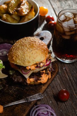 Tahtada tavuk pirzolası ile aperatif burger.