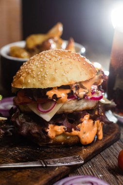 Tahtada tavuk pirzolası ile aperatif burger.