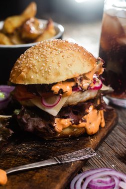 Tahtada tavuk pirzolası ile aperatif burger.