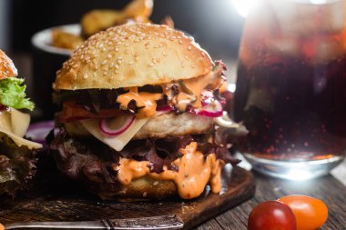 Tahtada tavuk pirzolası ile aperatif burger.