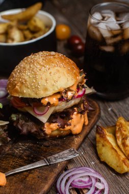 Tahtada tavuk pirzolası ile aperatif burger.