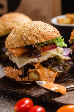 Tahtada tavuk pirzolası ile aperatif burger.