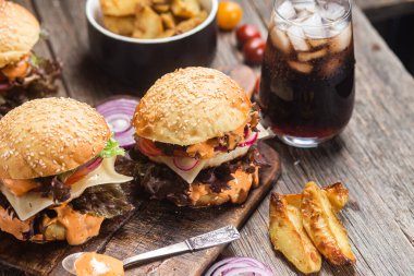 Tahtada tavuk pirzolası ile aperatif burger.