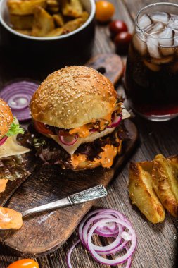 Tahtada tavuk pirzolası ile aperatif burger.
