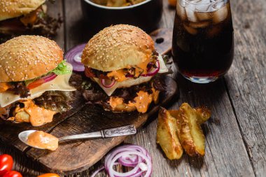 Tahtada tavuk pirzolası ile aperatif burger.