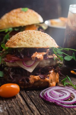 Tahtada tavuk pirzolası ile aperatif burger.