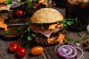 Tahtada tavuk pirzolası ile aperatif burger.