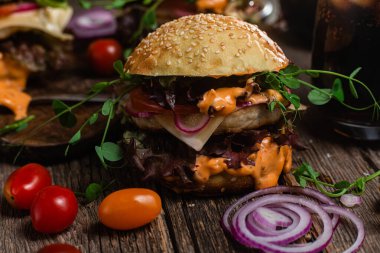 Tahtada tavuk pirzolası ile aperatif burger.