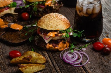 Tahtada tavuk pirzolası ile aperatif burger.