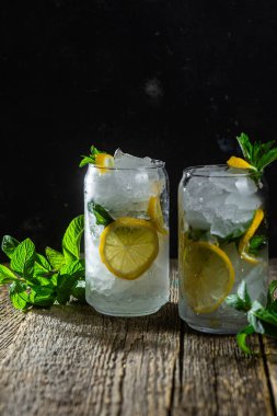 Nane, limon ve buzlu soğuk limonata.