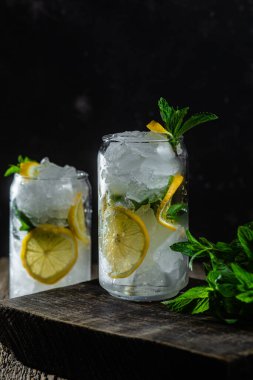 Nane, limon ve buzlu soğuk limonata.