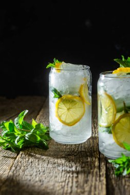 Nane, limon ve buzlu soğuk limonata.