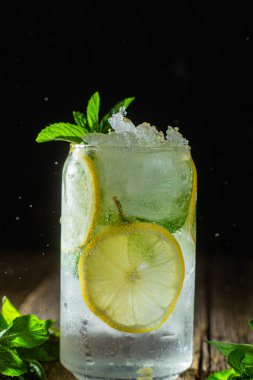 Nane, limon ve buzlu soğuk limonata.